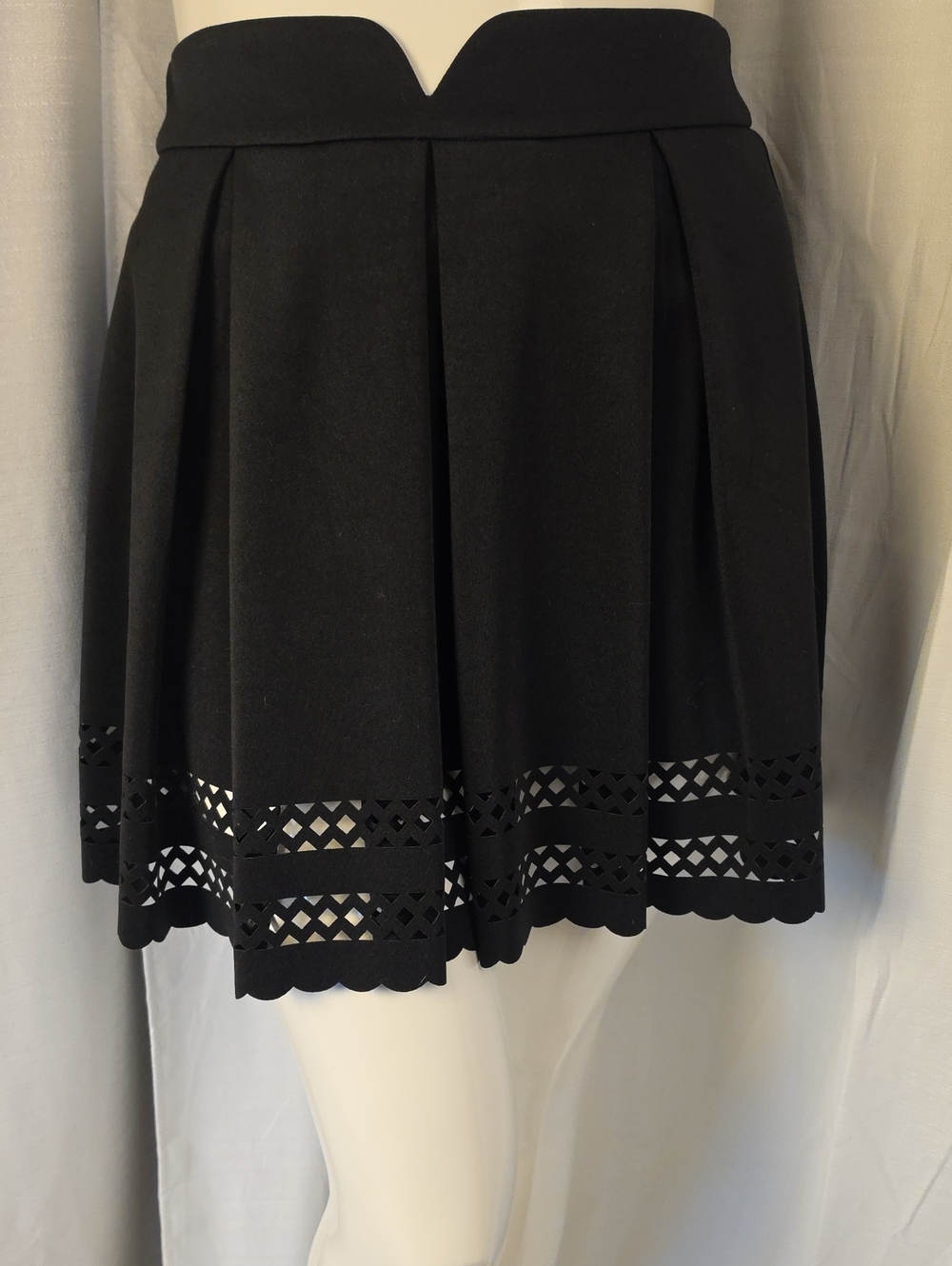 Alya Black Laser-Cut Lace Scallop Hem Circle Skirt with Pleating Size Large